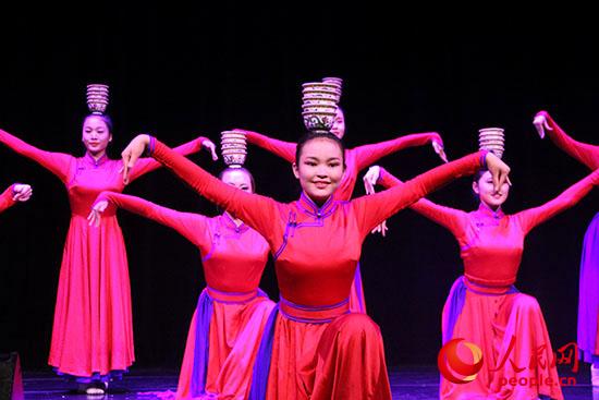 內蒙古藝術學院舞蹈演員表演的群舞《祝?！防_了“草原之聲”演出的帷幕。