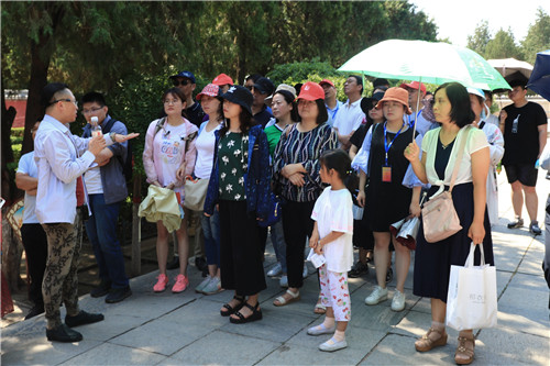 外地游客在正定縣文物游覽點有序參觀。-河寧 攝.jpg