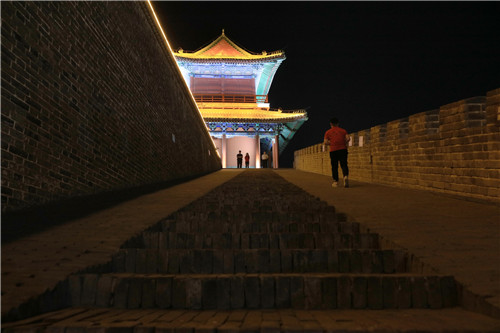 為了保護文物，消減火災隱患，正定縣的旅游點，參觀者必須接受禁帶火種檢查。-河寧 攝.jpg